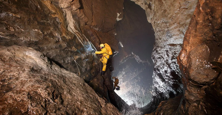 Hang Gouffre Berger (Pháp) đã cướp đi sinh mạng của nhiều nhà thám hiểm dám vào sâu lòng hang. Hang có sâu hơn 914m, độ dốc lớn. Mưa lớn bất ngờ sẽ làm ngập lụt ngay trong lòng hang, chỉ những nhà leo núi lành nghề nhất mới dám vượt qua thử thách này, vì một khi đã chạm tới đáy hang, họ phải mất từ 15 đến 30 giờ để quay trở lại mặt đất. (Ảnh: En.advisor.travel)