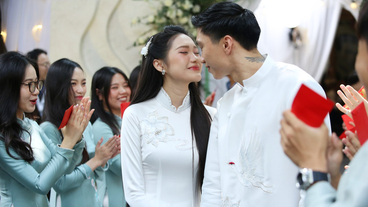 Lễ ăn hỏi của Đoàn Văn Hậu, Doãn Hải My diễn ra sáng nay (11/11) tại nhà gái ở phố Trần Phú (Hà Nội). Sau đó, cầu thủ của CLB Công an Hà Nội làm lễ vu quy, đưa nàng dâu về nhà. (Ảnh: Thiên Anh)