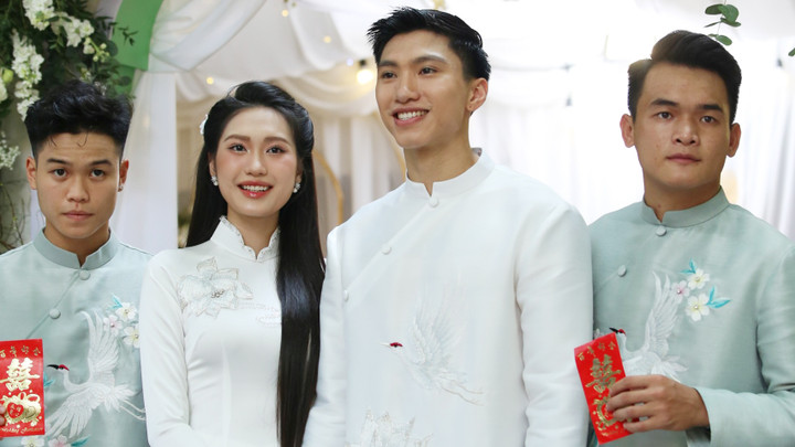 Hải My - Văn Hậu rạng ngời trong ngày trọng đại. Dàn bê tráp của chú rể hôm nay cũng là các cầu thủ của CLB Công an Hà Nội và Hà Nội FC. (Ảnh: Thiên Anh)