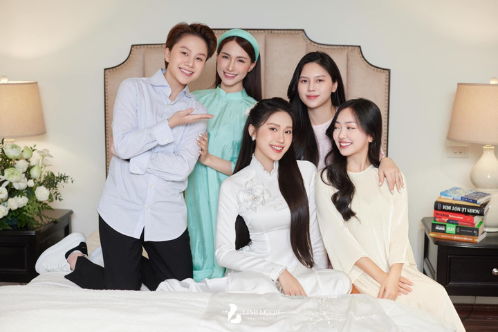 Cô dâu cùng những người bạn thân - trong đó có diễn viên Bảo Hân và ca sỹ Hòa Minzy - trước giờ ăn hỏi (Ảnh: Linh Le Chi)