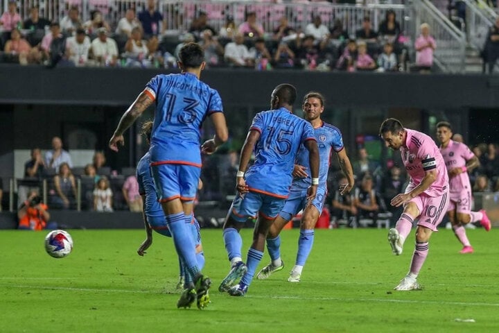 Phút bù giờ cuối cùng, CĐV hồi hộp chờ đợi pha đá phạt hàng rào của Messi. Tuy nhiên, “El Pulga” lại đưa bóng đi vọt xà. Đây cũng là tình huống cuối cùng của trận đấu.