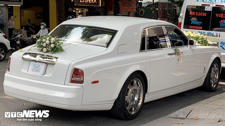 Chiếc xe Rolls Royce Phantom màu trắng là điểm nhấn của đoàn đón dâu nhà trai. (Ảnh: Kim Anh)