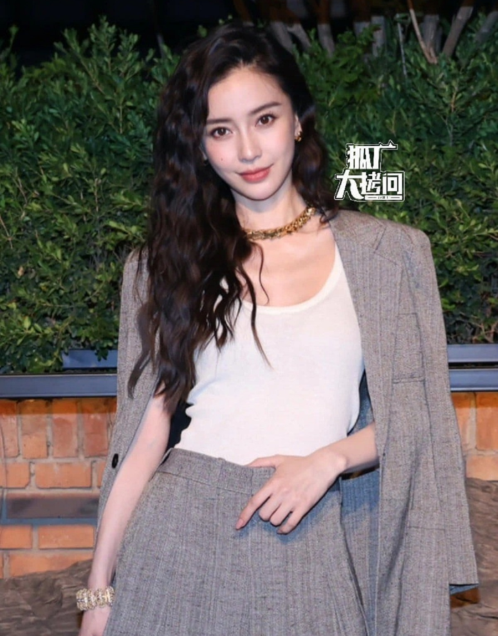 Hình phạt tiếp theo Angelababy phải hứng chịu vì xem Lisa diễn thoát y - 2