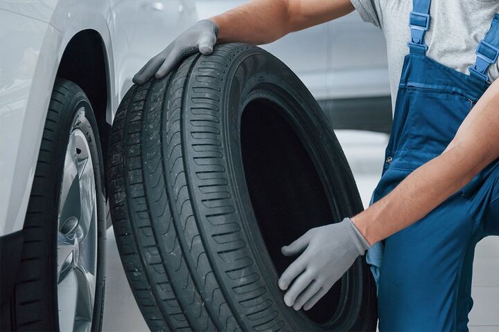 Đảo lốp xe ô tô là một trong những kỹ thuật về bảo dưỡng nhằm khắc phục được tình trạng 4 lốp xe hao mòn không đều. (Ảnh minh họa: Hanoiford)