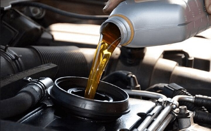 Nhiều người tiêu dùng đặt câu hỏi, việc lựa chọn loại dầu nhớt phù hợp có giúp tiết kiệm nhiên liệu khi lái xe hay không? (Ảnh minh họa)