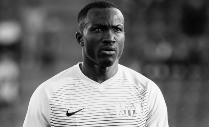 Raphael Dwamena - cầu thủ từng thi đấu ở La Liga - bị đột quỵ rồi qua đời khi đang thi đấu cho CLB Egnatia ở vòng 13 giải VĐQG Albania đêm qua.