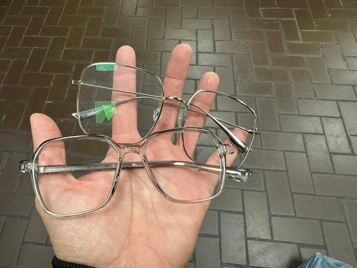 Nam ca sĩ cho biết cú va chạm làm hai chiếc kính của anh bị hỏng.
