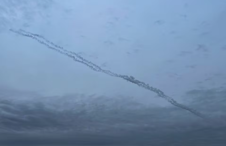 Dấu vết được cho là của tên lửa trên bầu trời thành phố Kiev ngày 11/11. (Ảnh: Reuters)