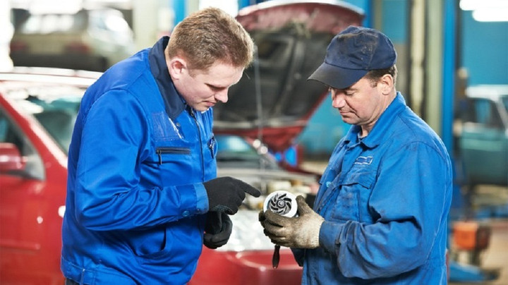 Vì sao giá phụ tùng chính hãng luôn mắc hơn so với gara ngoài? (Ảnh minh họa)