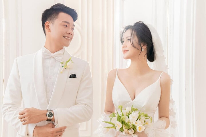 Hậu vệ Nguyễn Thành Chung và bạn gái Ngô Tố Uyên về chung nhà sau hơn 5 năm bên nhau. Cặp đôi đón con trai đầu lòng vào tháng 9 năm ngoái.