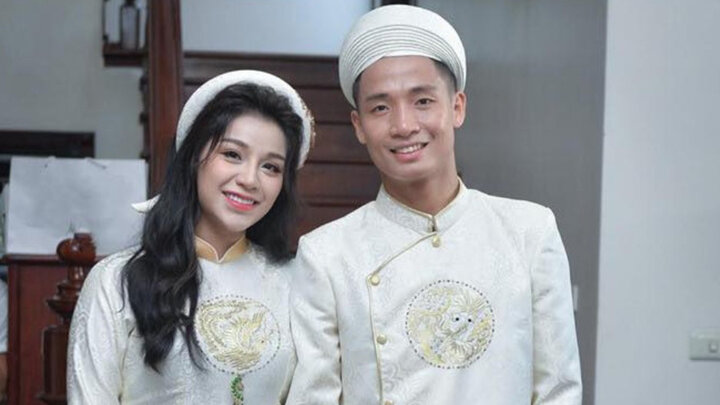 Ngay sau khi vô địch V.League 2020 cùng Viettel, Bùi Tiến Dũng cầu hôn bạn gái Nguyễn Khánh Linh. Cặp đôi tổ chức đám cưới vào đầu năm 2021.