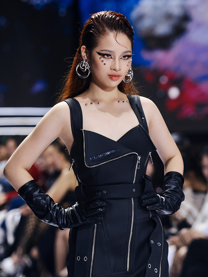 Khoác lên mình trang phục đen gai góc đến từ BST “Vệ Tinh” của NTK Nguyễn Thành Danh, Bảo Hà xuất hiện đầy ấn tượng và bùng nổ với vai trò vedette kết màn.