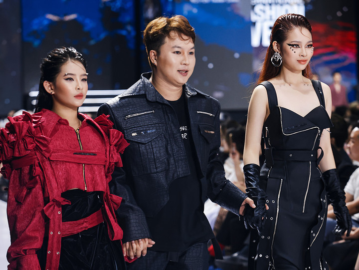 Tuy diện một thiết kế cồng kềnh và khó di chuyển, mẫu nhí vẫn có những màn xử lý khôn khéo để tinh tế làm nổi bật bộ trang phục. Những bước catwalk chuyên nghiệp đã giúp quán quân Teen Models 2023 chinh phục khán giả với thiết kế của NTK Nguyễn Thành Danh.