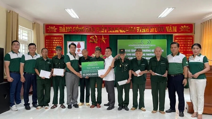 Đoàn Vietcombank Tây Sài Gòn tặng quà các đồng chí thương bệnh binh và người thân tại khu điều dưỡng thương binh Nghệ An.