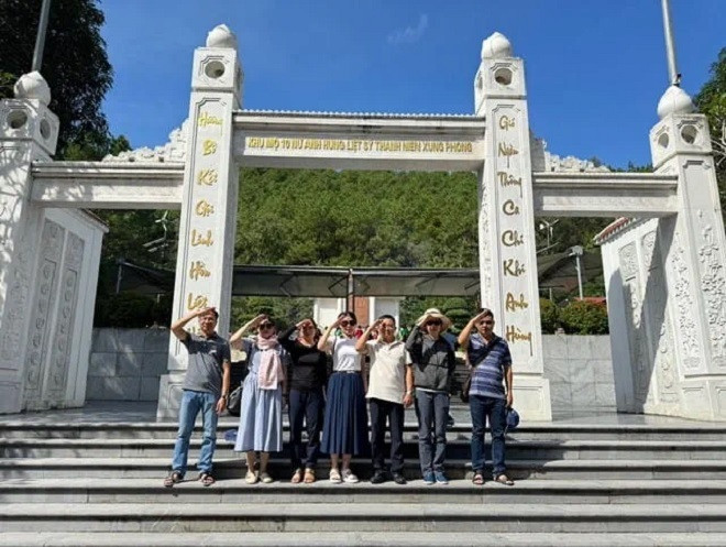Đoàn Vietcombank Tây Sài Gòn chụp ảnh tại Khu di tích lịch sử Ngã ba Đồng Lộc.