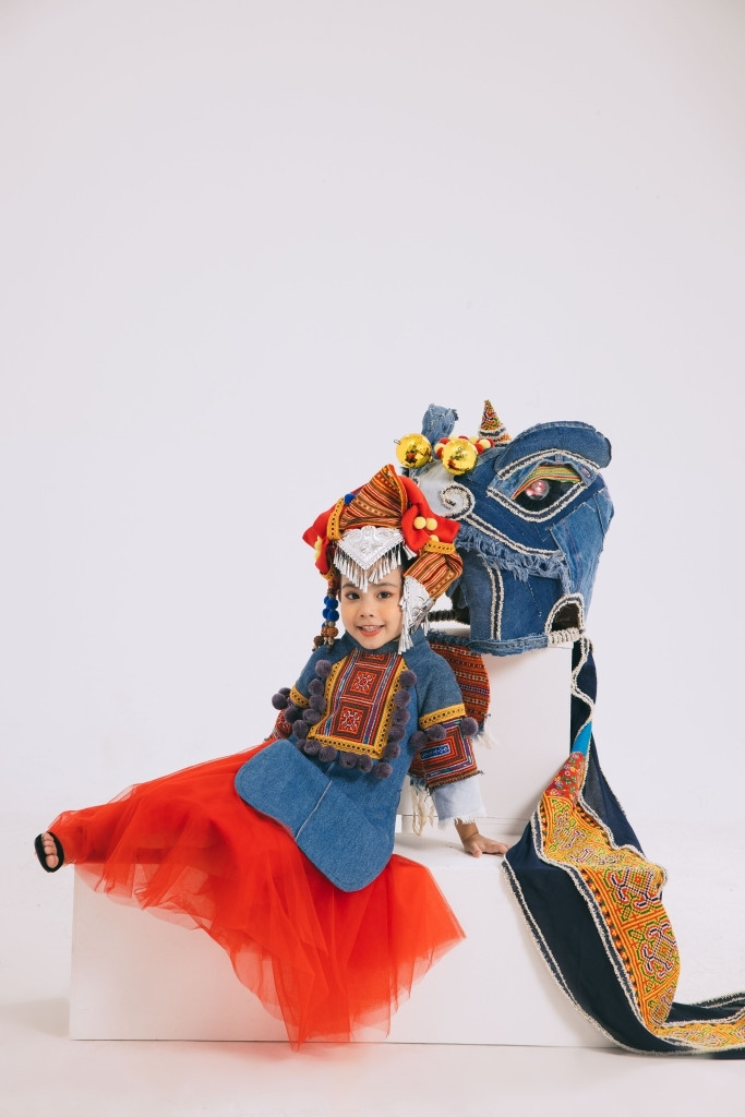 Nguyễn Hoàng Diệp tên thường gọi ở nhà là bé Sữa, sinh năm 2018 tại Hà Nội. Cô bé hứa hẹn là gương mặt tiềm năng của làng thời trang Việt.