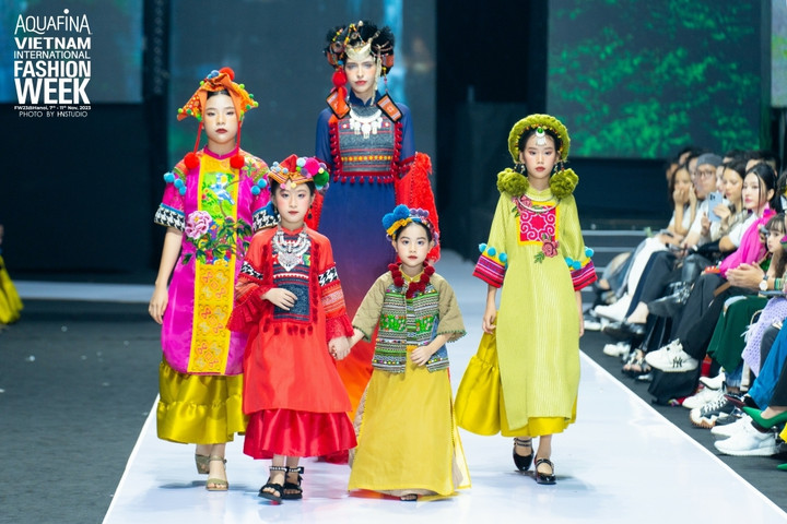 Hoàng Diệp xuất hiện trên sân khấu cùng An Tây cùng các mẫu nhí với thần thái đáng yêu. Ngay khi xuất hiện, cô bé đã chiếm trọn sự chú ý của khán giả.