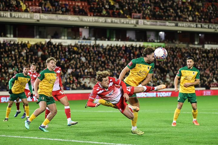 Horsham chạm trán Barnsley tại Cúp FA