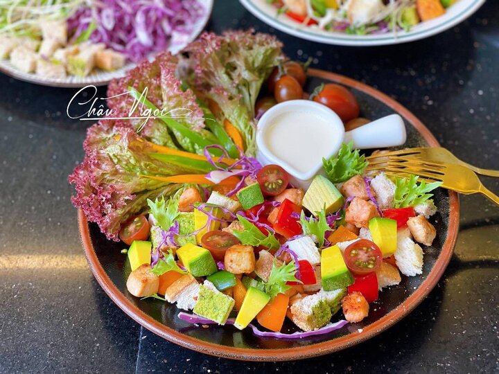 Đĩa salad sốt mè rang nhẹ bụng mà đa dạng dinh dưỡng.