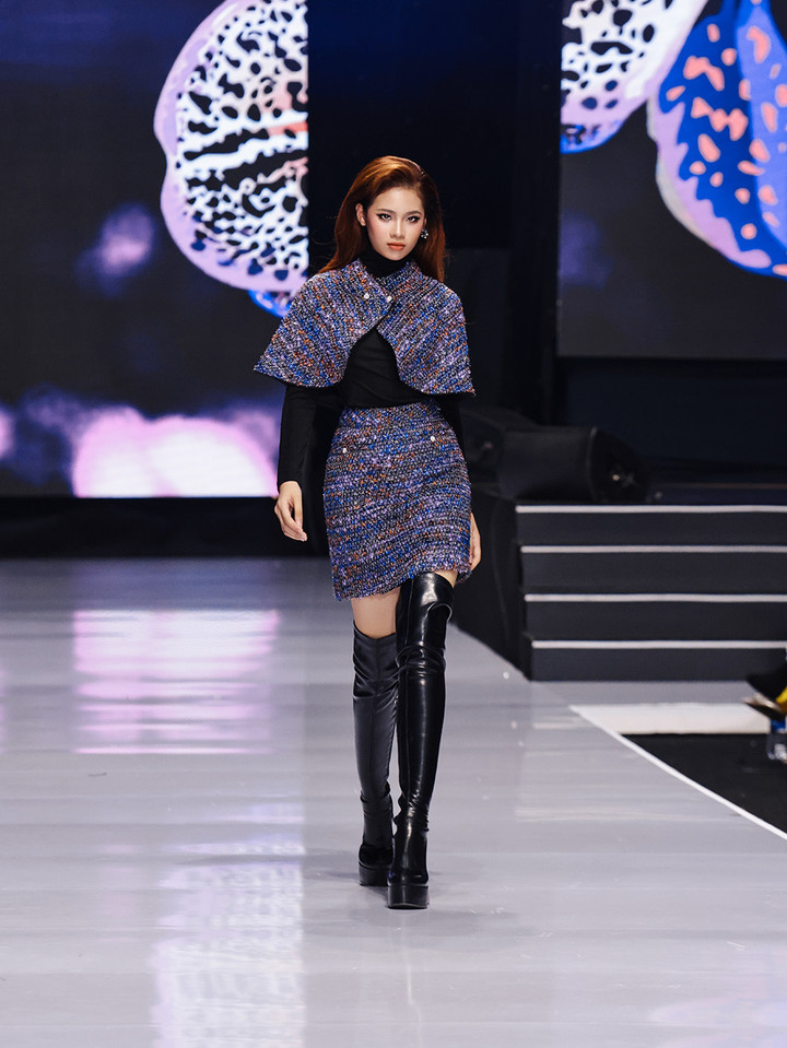 NTK Adrian Anh Tuấn cùng thương hiệu Valenciani đã khai thác câu chuyện lãng mạn, giàu xúc cảm thông qua lăng kính thời trang với BST “Duyên”. Khoác lên mình thiết kế với chất liệu tweet sang chảnh, Bảo Hà hóa thân thành một cô nàng mùa đông xinh đẹp, dịu dàng và đậm nét thơ với tone màu tím bay bổng chủ đạo.