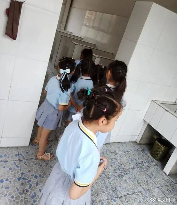 Khi các hoạt động vui chơi ngoài trời hay hành lang lớp học bị hạn chế, bọn trẻ chọn nhà vệ sinh làm nơi giao lưu. (Ảnh: Weibo)
