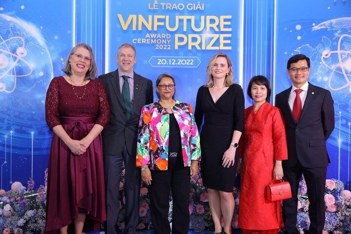 Giáo sư Karim (giữa) cùng các thành viên Hội đồng Sơ khảo và Hội đồng Giải thưởng VinFuture tại Lễ trao giải VinFuture tháng 12/2022. (Ảnh: VFP)