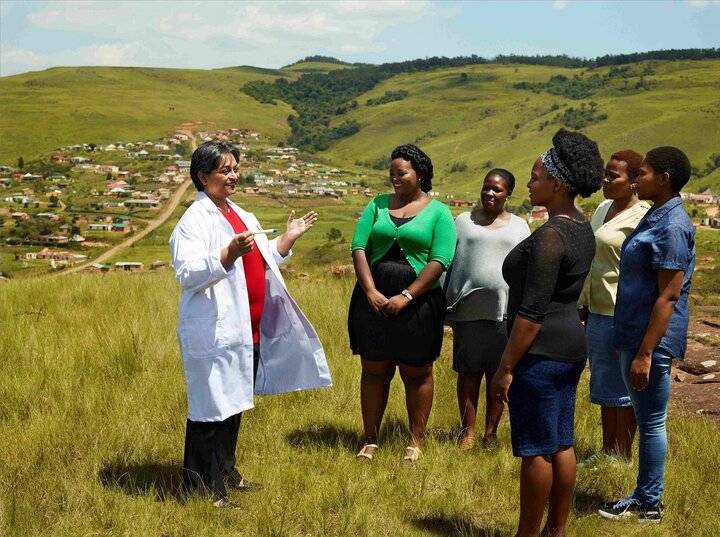Giáo sư Karim trao đổi với một số phụ nữ ở thị trấn nông thôn Vulindlela tại KwaZulu-Natal, Nam Phi.