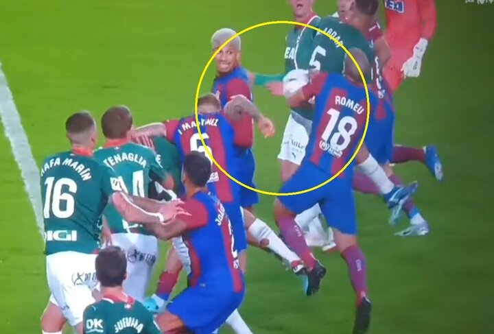 Cầu thủ Barcelona chạm tay vào bóng rất rõ ràng.