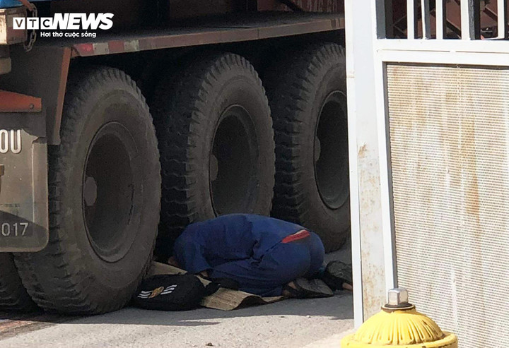 Chồng khóc nghẹn bên thi thể vợ.