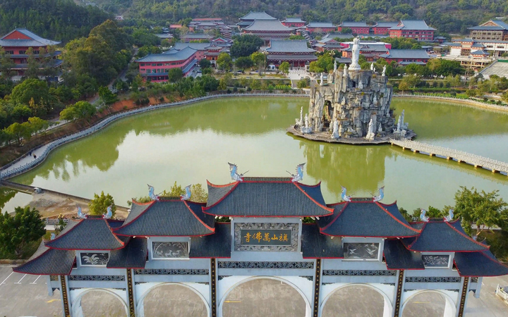 Với không gian rộng lớn trong chùa, du khách dù đi bộ cả ngày cũng không thể thăm thú hết. Muốn tham quan tất cả các điểm đến trong chùa, du khách thường di chuyển bằng xe điện.