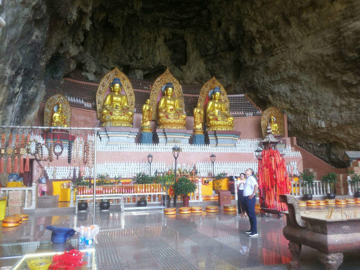 Như tên gọi Vạn Phật, trong chùa có hàng vạn tượng phật lớn nhỏ.