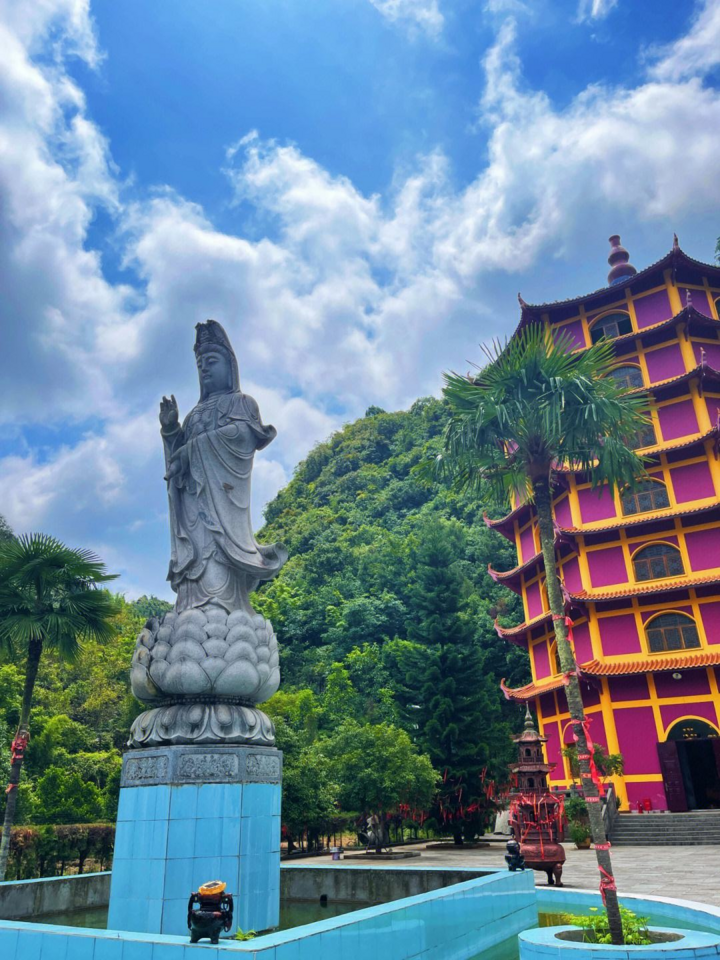 Năm 2001, chính quyền thành phố Phúc Châu ban hành chính sách "mở rộng diện tích về các phía đông, nam và tây" với ý tưởng khôi phục ngôi chùa nghìn năm tuổi trở lại vẻ đẹp tráng lệ như thời Tống, nhằm đẩy mạnh phát triển du lịch tại đây.