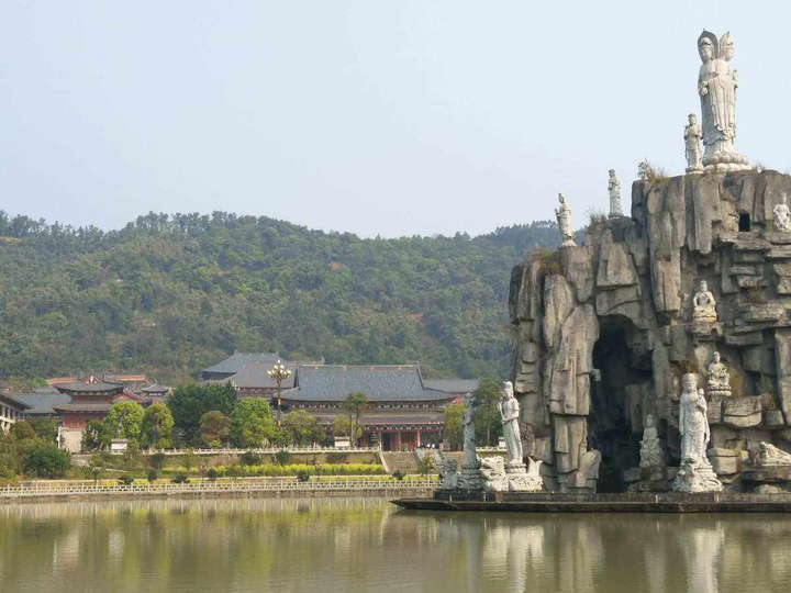 Với tổng diện tích khuôn viên lên tới 873.000m2, ngôi chùa cổ hơn 1.000 năm tuổi từng là một trong những thánh địa Phật giáo lớn nhất ở Trung Quốc.