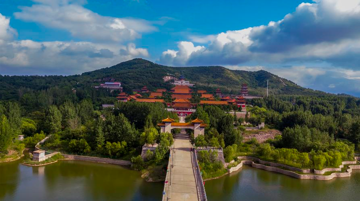 Năm 1140, nhà sư Thiên Thạch đã trồng một cây tùng vuốt rồng trên núi Kỳ Sơn bên cạnh chùa và chùa được đổi tên thành Kỳ Sơn Thạch Tùng. Ngôi chùa sau đó trải qua 2 lần tu sửa quy mô lớn vào các thời Thành Hóa và Vạn Lịch của nhà Minh.