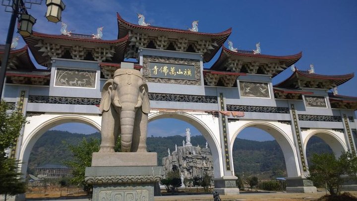 Chùa Vạn Phật ở thành phố Phúc Châu (tỉnh Phúc Kiến, Trung Quốc), được xây năm 1010 vào thời nhà Tống và mất 8 năm hoàn thiện, có tên gọi ban đầu là chùa Linh Phượng.