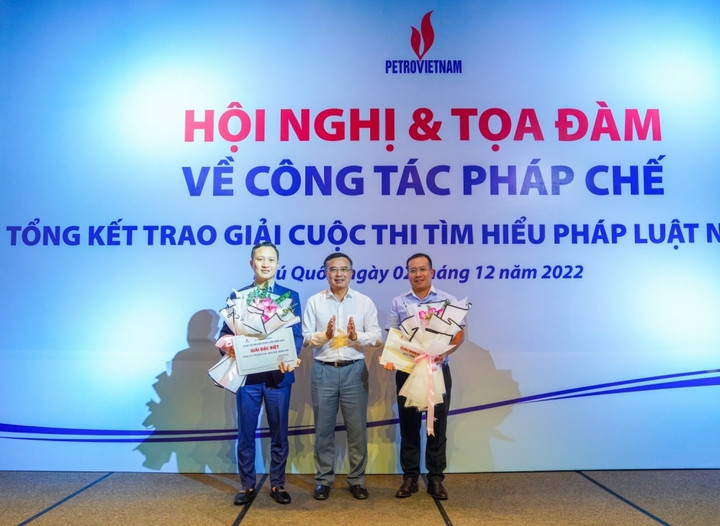 Ông Hoàng Quốc Vượng - Chủ tịch HĐTV Petro Vietnam trao giải Đặc biệt cuộc thi tìm hiểu pháp luật năm 2022 cho các tập thể đoạt giải.