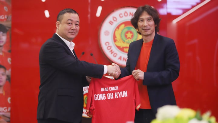 HLV Gong Oh-kyun ký hợp đồng với CLB Công an Hà Nội. (Ảnh: CLB Công an Hà Nội)