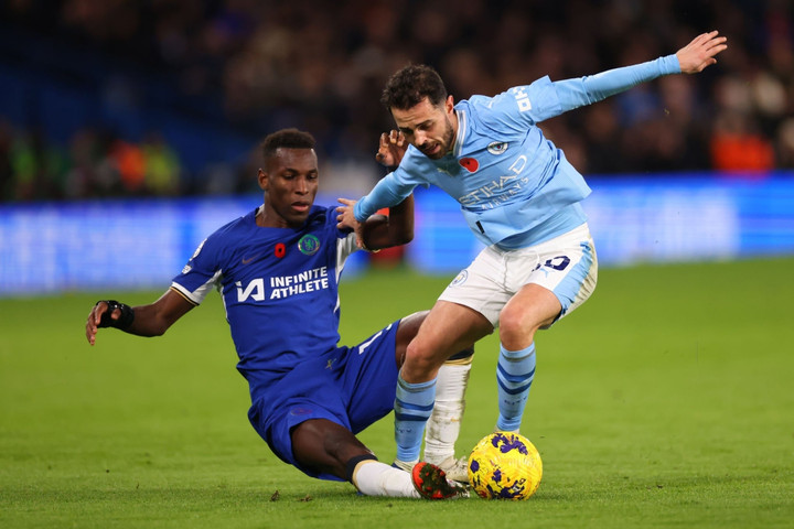 Chelsea và Man City chơi đôi công ở nhịp độ cao. Tỉ số 2-2 phản ánh đúng cục diện nửa đầu trận đấu. (Ảnh: Getty Images)