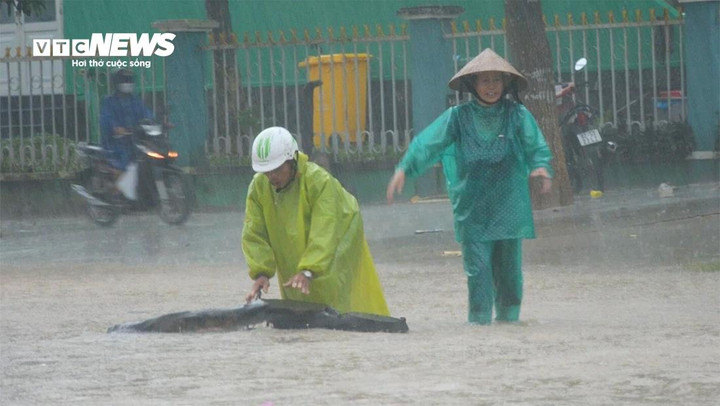 Miền Trung mưa trắng trời, nguy cơ ngập lụt ở nhiều nơi. (Ảnh: Thanh Ba)