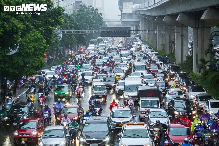 Tại nội thành Hà Nội, tình trạng ùn tắc giao thông thường xuyên xảy ra vào giờ cao điểm. (Ảnh: Khổng Chí).