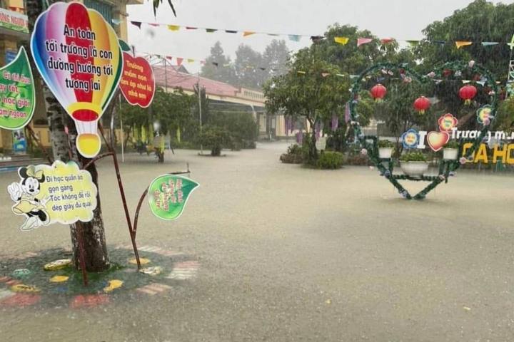 Nhiều nơi ở Hà Tĩnh ngập sâu, ô tô liều mình 'bơi' giữa biển nước - 8