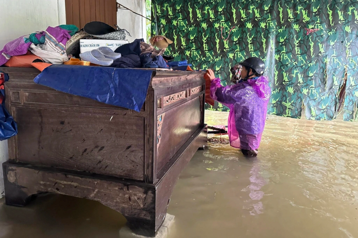 Nhiều nơi ở Hà Tĩnh ngập sâu, ô tô liều mình 'bơi' giữa biển nước - 3