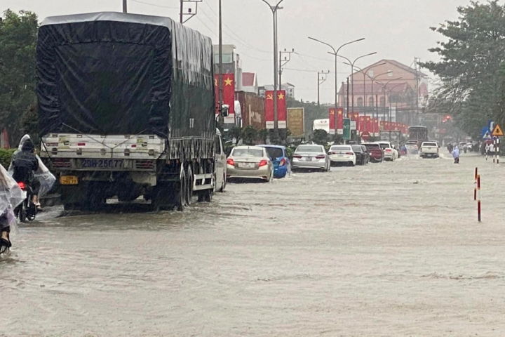 Xe cộ nhích từng tý đi qua quốc lộ 1A ở thị trấn Nghèn. (Ảnh: V.N)