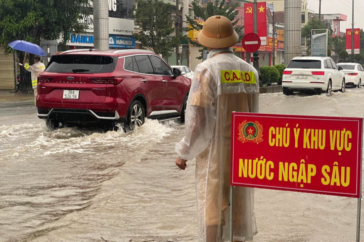 Lực lượng CSGT cắm biển cảnh báo, điều tiết giao thông. (Ảnh: V.N)