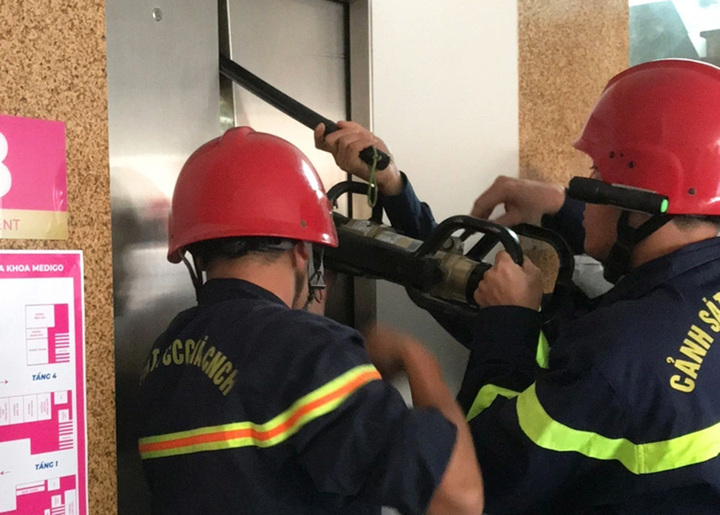 Lực lượng chức năng sử dụng máy cắt thủy lực cơ tạo khoảng trống đưa các nạn nhân ra ngoài. (Ảnh: PC07)