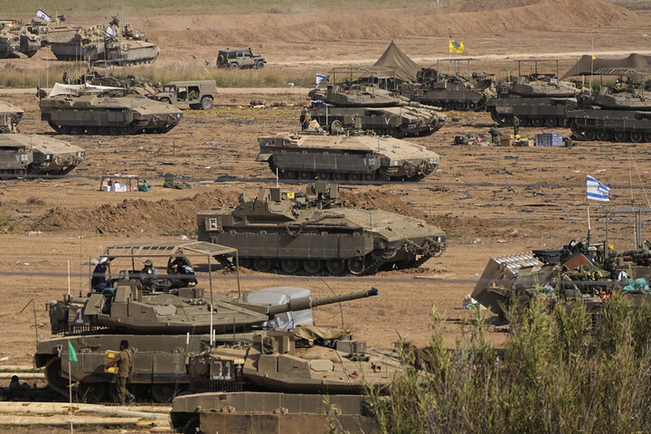Lực lượng thiết giáp của Israel ở biên giới với dải Gaza trước khi tiến vào vùng lãnh thổ này vào 27/10. (Ảnh: AP)