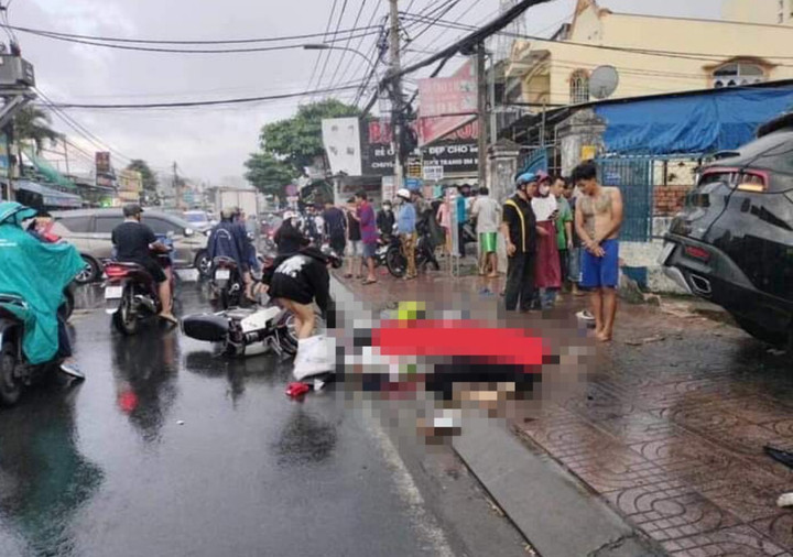 Vụ tai nạn khiến cô gái trẻ tử vong, một số người được đưa đi cấp cứu.