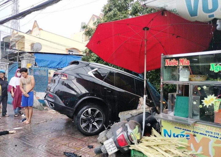 Hình ảnh chiếc ô tô gây tai nạn liên hoàn giữa nhiều ô tô và xe máy khiến một người tử vong.