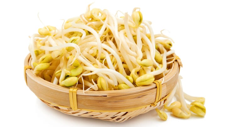 Giá đỗ không rễ là loại rau củ ngậm đầy độc tố mà nhiều người Việt vẫn ăn hằng ngày. (Ảnh: Tasting Table)