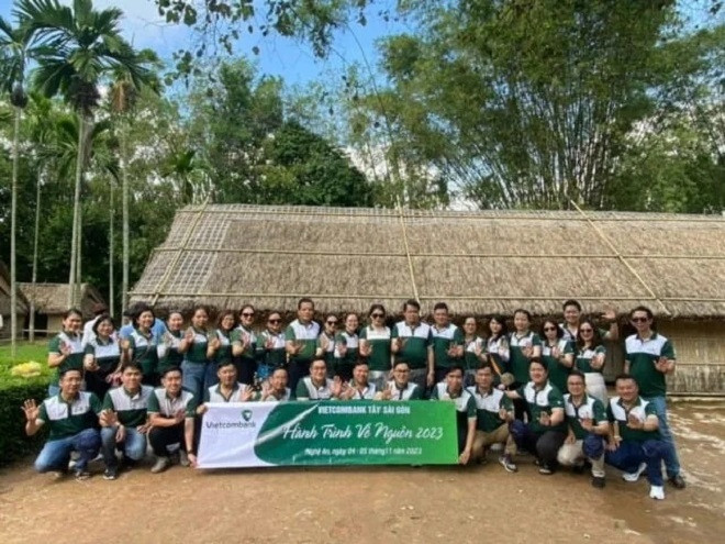 Chi bộ Vietcombank Tây Sài Gòn chụp ảnh tại Làng Sen